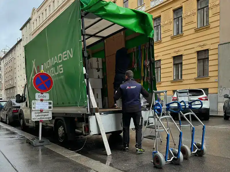 Nomaden Umzug LKW mit Halteverbotsschild beim Beladen vor Wiener Altbau
