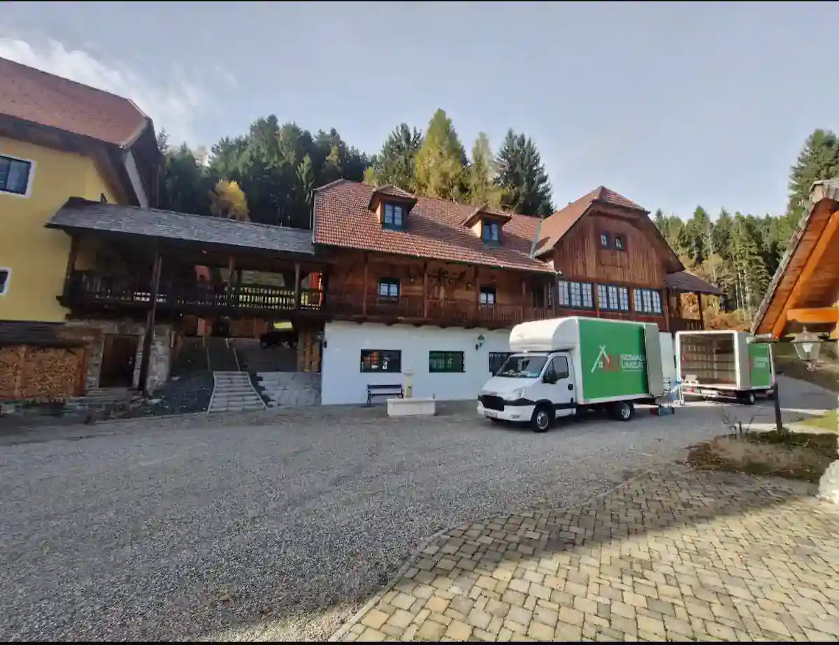 Zwei Nomaden Umzug LKW mit Anhänger vor einem Landhaus, internationaler Umzug von Wien