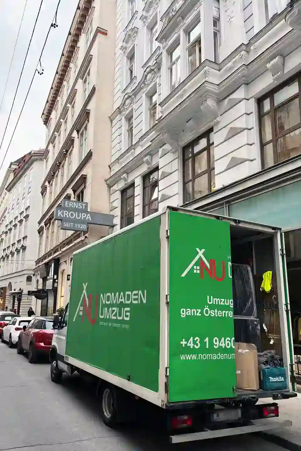 Nomaden Umzugs-LKW parkt vor einem Wiener Altbau in einer schmalen Innenstadt-Gasse