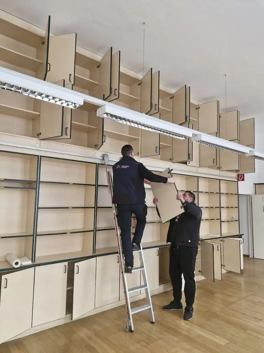Möbelmonteur von Nomaden Umzug baut Schrank in Wiener Wohnung auf