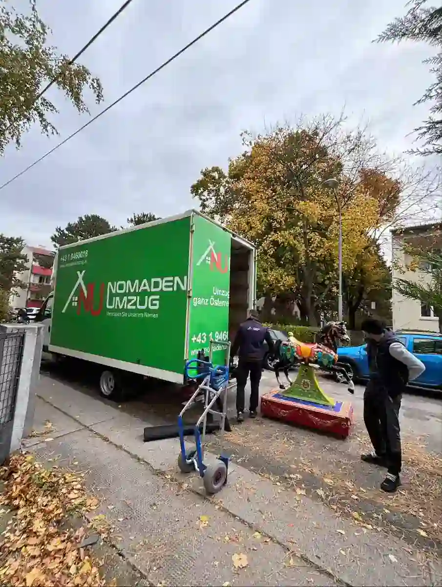 Nomaden Umzug Team verlädt ein Karussell mit Pferden in den LKW, Schwertransport in Wien