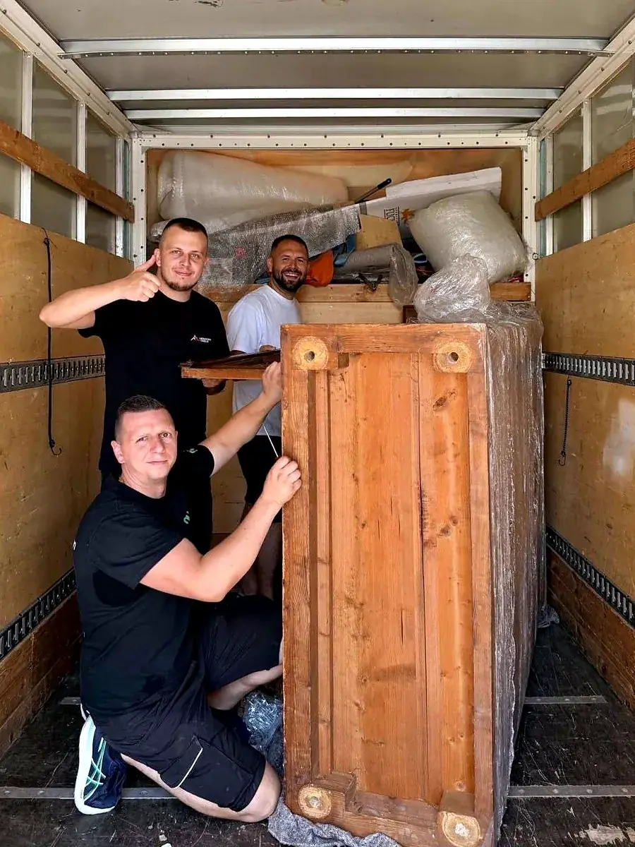 Gründer Darko Ivanković und Adnan Duranović mit einem Mitarbeiter beim Verladen im Nomaden-Umzug-LKW